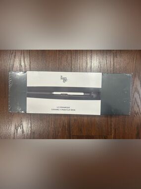 L’ange Ceramic 1-Pass Flat Iron - Black. NWT